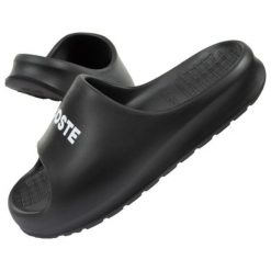 Klapki Lacoste Serve Slide 2002H czarne. Czarne klapki bez wzorów, z syntetyku, sportowe, bez obcasa, bez zapięcia. Za 347.21 zł.