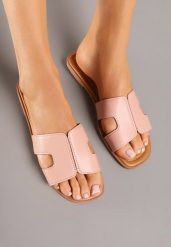 Różowe Klapki z Geometrycznym Wzorem Pillirella. Czerwone klapki Renee, bez wzorów, eleganckie, bez obcasa, na obcasie, bez zapięcia. W wyprzedaży za 59.99 zł.