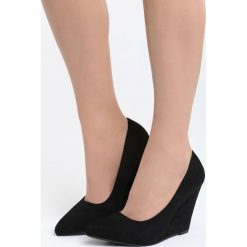 Czarne Koturny Shrug Me Off. Czółenka marki Born2be. Za 39.99 zł.