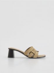 Zamszowe klapki na obcasie - beżowy. Brązowe klapki Reserved, bez wzorów, z zamszu, bez obcasa, na obcasie, bez zapięcia. Za 169.99 zł.