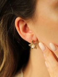 Pierres delicates Pozłacane kolczyki-wkrętki z perłami rozmiar: onesize. Białe kolczyki Pierres delicates, z perłą, pozłacane. Za 39.99 zł.