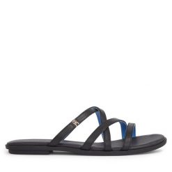 Klapki Tommy Hilfiger. Czarne klapki Tommy Hilfiger, bez wzorów, bez obcasa, bez zapięcia. Za 599.99 zł.