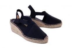 TONI PONS TER mari navy, sandały/espadryle damskie. Niebieskie sandały Toni Pons, bez wzorów, bez obcasa, na koturnie, bez zapięcia. Za 249.90 zł.