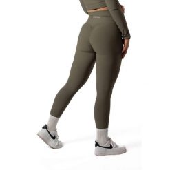 Damskie legginsy bezszwowe prążkowane z efektem scrunch – zielony szałwiowy. Zielone legginsy AESTHETIC WOLF, bez wzorów, z dzianiny, długie. Za 119.99 zł.