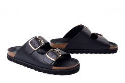 DR. BRINKMANN 700925-01 schwarz, klapki damskie. Czarne klapki Dr. Brinkmann, bez wzorów, ze skóry, bez obcasa, bez zapięcia. Za 349.90 zł.