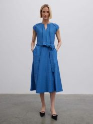 BGN Sukienka w kolorze niebieskim rozmiar: 36. Niebieskie sukienki BGN, na imprezę, bez wzorów, z tkaniny, bez kołnierzyka, bez ramiączek, midi. Za 126.15 zł.