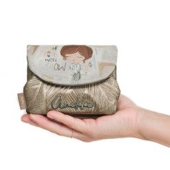 Portfel damski Anekke, z klapką ozdobiony charakterystycznym nadrukiem i metalowym logo wyposażony w kieszeń na monety, złoty, 42809-016. Żółte portfele Anekke, bez wzorów. Za 129.00 zł.