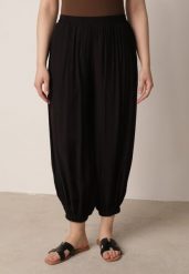 Czarne Baloniaste Spodnie z Wysokim Stanem w Stylu Casual Lilanya. Czarne spodnie materiałowe Born2be, bez wzorów, z jeansu, biznesowe, z podwyższonym stanem, krótkie. Za 89.99 zł.