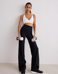 Damskie legginsy z prostą nogawką, wysoki stan, squat proof Sense czarne. Czarne legginsy AIM'N, bez wzorów, z elastanu, eleganckie, długie. Za 340.00 zł.