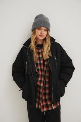 Kurtka bomberka z ociepleniem w kolorze CZARNYM- RODEZ. Czarne kurtki Marsala, na zimę, bez wzorów, z bawełny, bez kaptura. Za 599.90 zł.