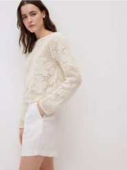 Sweter z ażurowym wzorem - kremowy. Białe swetry Reserved, l, w ażurowe wzory, z bawełny, bez ramiączek. Za 119.99 zł.