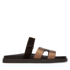 Klapki Steve Madden. Brązowe klapki Steve Madden, bez wzorów, bez obcasa, bez zapięcia. Za 429.99 zł.