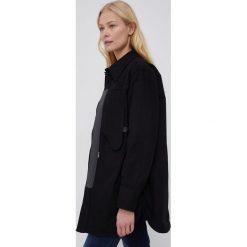 G-Star Raw Koszula bawełniana damska kolor czarny regular z kołnierzykiem klasycznym. Czarne koszule G-Star Raw, l, bez wzorów, z bawełny, klasyczne, bez kołnierzyka, bez ramiączek. W wyprzedaży za 399.99 zł.