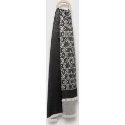 Moschino szal jedwabny kolor czarny wzorzysty. Czarne szaliki i kominy MOSCHINO, bez wzorów, z jedwabiu. Za 589.99 zł.