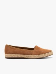 Rude welurowe espadryle. Brązowe espadryle Ryłko, bez wzorów, ze skóry, z okrągłym noskiem, bez obcasa, na płaskiej podeszwie. W wyprzedaży za 279.99 zł.