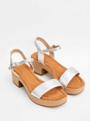 Bellucci Sandały w kolorze srebrnym rozmiar: 39. Szare sandały Bellucci, bez wzorów, z otwartym noskiem, bez obcasa, na koturnie, bez zapięcia. Za 92.42 zł.