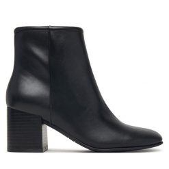 Botki Guess. Czarne botki Guess, z aplikacjami, bez obcasa, na słupku, bez zapięcia. Za 494.99 zł.