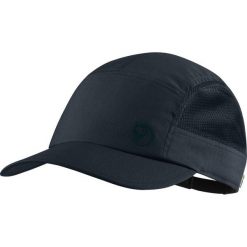 Czapka z daszkiem Fjallraven Abisko Mesh Cap. Niebieskie czapki z daszkiem Fjällräven, bez wzorów, z meshu, sportowe. Za 135.99 zł.