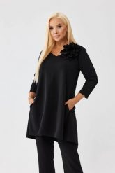 Asymetryczna czarna tunika Florina z wydłużonym tyłem i odpinanym kwiatem PLUS SIZE XXL OVERSIZE JESIEŃ. Czarne tuniki Moda Size Plus Iwanek, l, bez wzorów, z nylonu, biznesowe, z asymetrycznym kołnierzem, bez ramiączek. Za 229.90 zł.