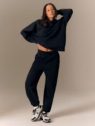 4F Spodnie dresowe joggery damskie - czarne S. Czarne spodnie dresowe 4f, bez wzorów, z dresówki. Za 139.99 zł.