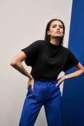 Elegancka bluzka z szerokimi rękawami czarna. Czarne bluzki MOODO, m, bez wzorów, z elastanu, eleganckie, bez kołnierzyka, bez ramiączek. W wyprzedaży za 34.99 zł.