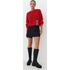 Czerwony sweter z napisem - Czerwony. Czerwone swetry Mohito, l, bez wzorów, bez ramiączek. Za 139.99 zł.