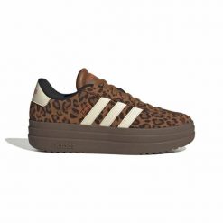 Buty sportowe VL Court Bold dla kobiet adidas. Brązowe buty treningowe adidas, bez wzorów, z materiału, bez zapięcia. Za 452.50 zł.