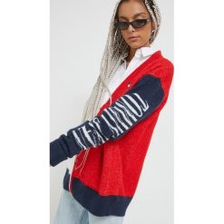 Tommy Jeans kardigan damski kolor czerwony. Czerwone swetry Tommy Jeans, l, bez wzorów, z dzianiny, bez ramiączek. Za 579.99 zł.