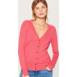 Dopasowany sweter z zapięciem na guziki - Różowy. Swetry marki Mohito. Za 59.99 zł.