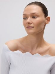 Bluzka z wiskozą - biały. Białe bluzki Reserved, l, bez wzorów, z dzianiny, bez kołnierzyka, bez ramiączek. Za 79.99 zł.