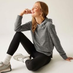 Bluza damska z kapturem Mayse. Szare bluzy z kapturem Regatta, bez wzorów, z bawełny, z kapturem, trekkingowe. Za 176.50 zł.