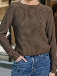 Basic sweter z długimi rękawami - brązowy. Brązowe swetry Sinsay, l, bez wzorów, bez ramiączek. Za 39.99 zł.