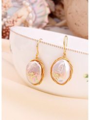 L'Atelier de Gaia Pozłacane kolczyki z perłami rozmiar: onesize. Białe kolczyki L'Atelier de Gaia, z perłą, pozłacane. Za 109.00 zł.