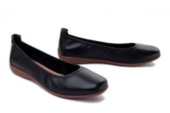 JOSEF SEIBEL 74801 133 100 Fenja 01 schwarz, balerin, czółenka damskie. Czarne baleriny Josef Seibel, bez wzorów, ze skóry, bez obcasa, bez zapięcia. Za 323.91 zł.