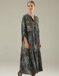 Szara sukienka w kwiaty. Szare sukienki Unisono, l, bez wzorów, z tkaniny, bez kołnierzyka, bez ramiączek, midi. Za 199.00 zł.