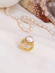 Pierres delicates Pozłacany pierścionek z perłą rozmiar: onesize. Białe pierścionki Pierres delicates, z perłą, pozłacane. Za 52.99 zł.