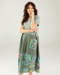 Bawełniana sukienka w paski i kwiaty. Zielone sukienki Unisono, l, bez wzorów, z bawełny, bez kołnierzyka, bez ramiączek, midi, rozkloszowane. Za 189.00 zł.