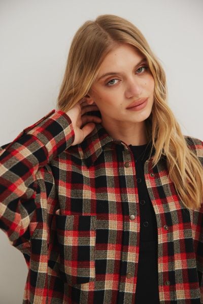 Koszula typu oversize w CZERWONĄ KRATĘ - RENO. Czerwone koszule Marsala, m, bez wzorów, z tkaniny, klasyczne, bez kołnierzyka, bez ramiączek. Za 549.90 zł.