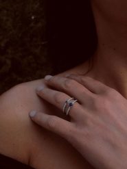 DIA DIAMONDS Srebrny pierścionek z diamentami i szafirem rozmiar: 56. Niebieskie pierścionki DIA DIAMONDS, z diamentem, srebrne. Za 329.42 zł.