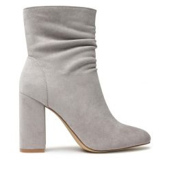 Botki DeeZee. Szare botki DeeZee, bez wzorów, bez obcasa, na słupku, bez zapięcia. Za 159.99 zł.