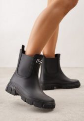 Czarne Kalosze Typu Sztyblety z Antypoślizgową Podeszwą Volenne. Czarne kalosze Renee, bez wzorów, z jeansu, bez zapięcia. Za 79.99 zł.