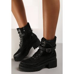 Czarne Botki Crystalhell. Czarne botki Renee, bez wzorów, ze skóry, bez obcasa, na płaskiej podeszwie, bez zapięcia. W wyprzedaży za 135.99 zł.