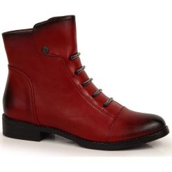 Botki damskie z ozdobami ocieplane czerwone Jezzi ASA62-16. Czerwone botki Jezzi, bez wzorów, ze skóry ekologicznej, bez obcasa, bez zapięcia. Za 104.00 zł.