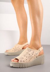Beżowe Sandały Vices na Koturnie z Ażurową Cholewką Sarandria. Brązowe sandały Born2be, w ażurowe wzory, eleganckie, bez obcasa, na koturnie, bez zapięcia. Za 99.99 zł.