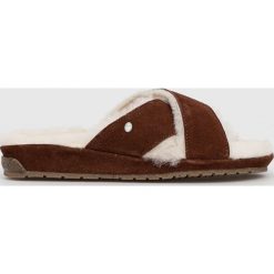 Emu Australia kapcie Mayberry Corky kolor brązowy. Brązowe kapcie Emu Australia, bez wzorów, z gumy. W wyprzedaży za 329.99 zł.