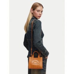 Torebka KARL LAGERFELD. Brązowe torebki klasyczne KARL LAGERFELD, bez wzorów, klasyczne, bez dodatków. Za 649.99 zł.