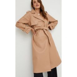Answear Lab trencz damski kolor brązowy przejściowy. Brązowe płaszcze Answear Lab, l, bez wzorów, klasyczne, bez kaptura. Za 369.99 zł.