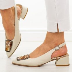 Beżowe skórzane sandały damskie T.Sokolski 419. Brązowe sandały Sokolski, z aplikacjami, ze skóry, eleganckie, bez obcasa, na obcasie, bez zapięcia. Za 259.00 zł.