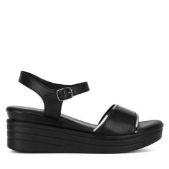 Sandały Lasocki. Czarne sandały Lasocki, bez wzorów, bez obcasa, na koturnie, bez zapięcia. Za 129.99 zł.