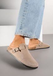 Ciemnobeżowe Klapki Typu Chodaki z Ekozamszu Zdobione Sprzączką Amustana. Brązowe klapki Renee, z aplikacjami, z jeansu, eleganckie, bez obcasa, na płaskiej podeszwie, bez zapięcia. W wyprzedaży za 74.99 zł.